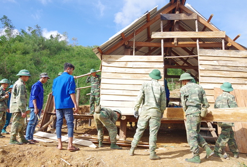 Cán bộ, chiến sĩ giúp nhân dân xã Ea Trang (huyện M'Đrắk) khắc phục hậu quả cơn bão số 12